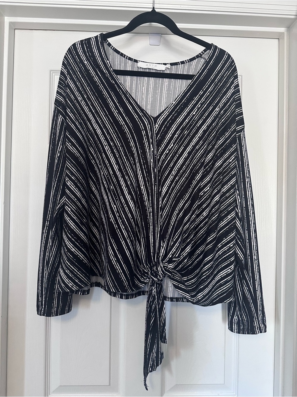 Astr the Label Black & White Striped V-Neck Tie-Front Top - Size XL